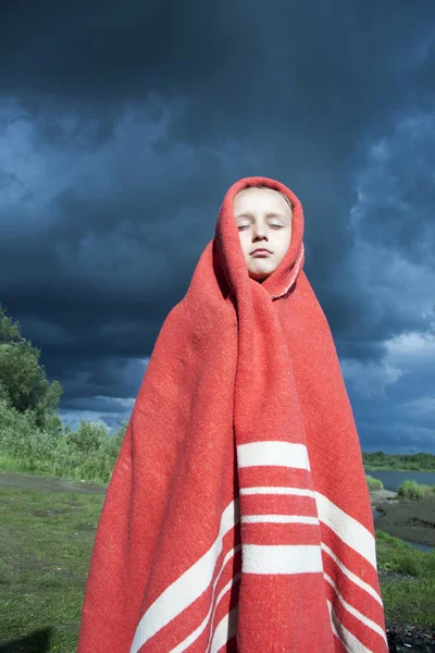 Kırmızı bir battaniyeye sarılmış kız — Stok fotoğraf