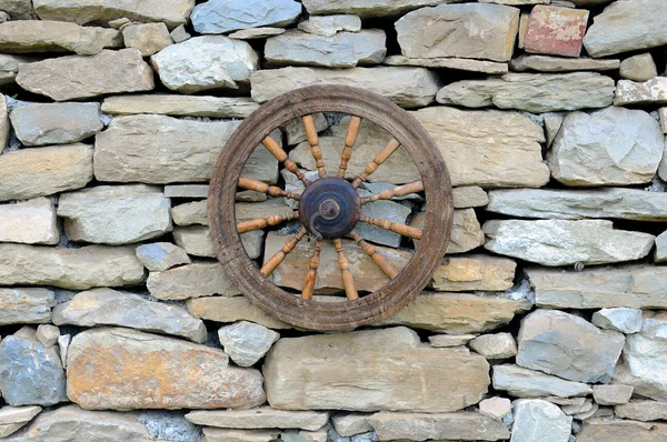 Vintage Spinning Wheel on Stone Wall — Stock Photo, Image