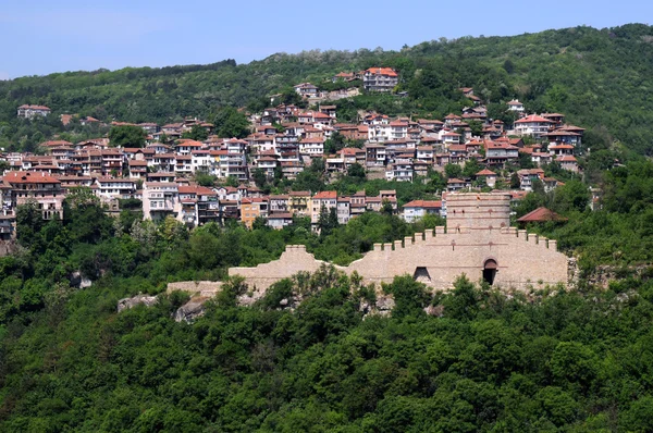 Trapezitsa Kalesi ve veliko tarnovo yerleşim alanı — Stok fotoğraf