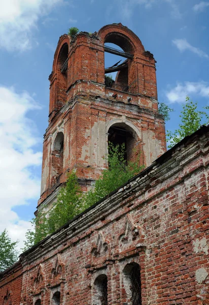 半毁的俄罗斯东正教教会的详细信息 — 图库照片