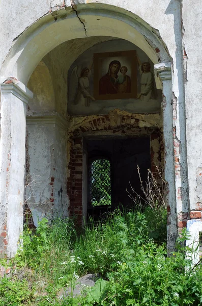 Фрагмент полуразрушенной Русской православной церкви — стоковое фото