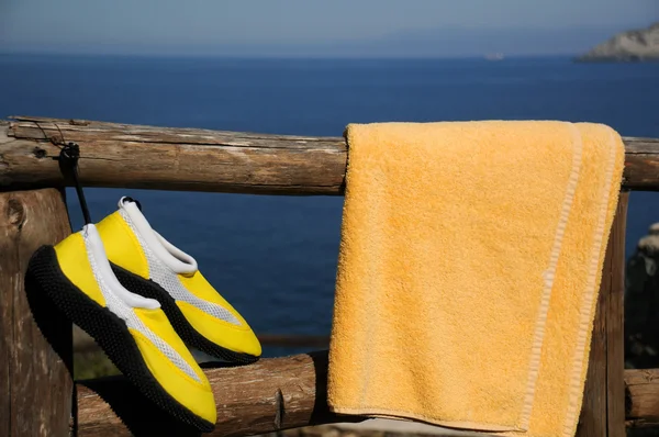 Żółty plaży buty i ręcznik — Zdjęcie stockowe