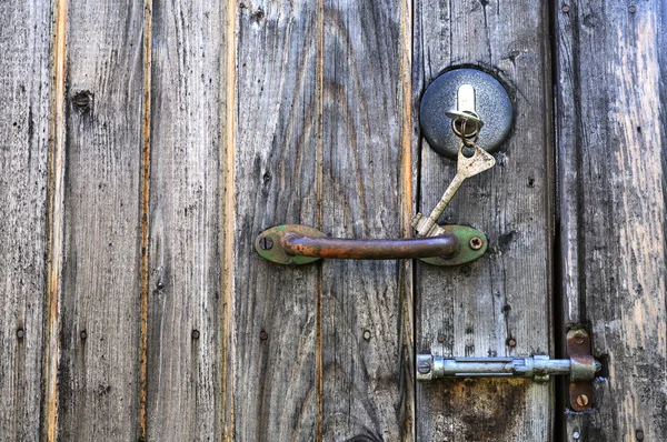 Eski anahtar taşı, kilit, mandal ve kolu — Stok fotoğraf