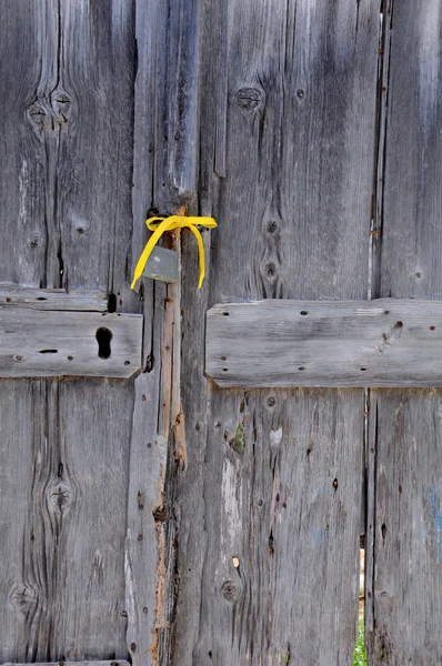 Fragment av gamla omålad dörr — Stockfoto