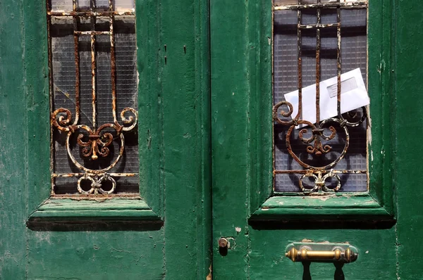 Старі двері і лист — стокове фото