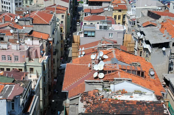 Пошкоджені черепичними дахами міста Стамбул — стокове фото