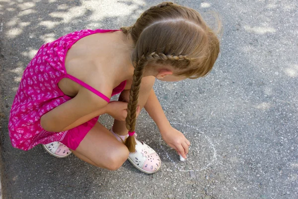Chica dibuja en el asfalto 5068 — Foto de Stock