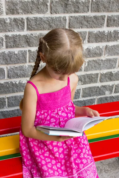 Dziewczyna czytająca książkę na ławce 5044 — Zdjęcie stockowe