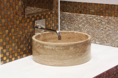 taş lavabo ve krom musluk