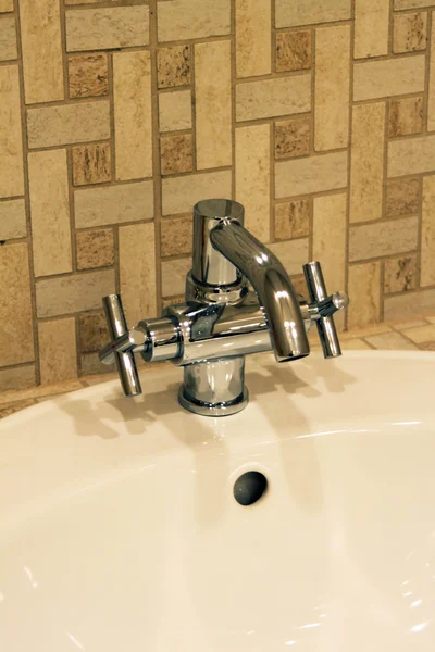 Beyaz ve temiz lavabo ve krom musluk — Stok fotoğraf