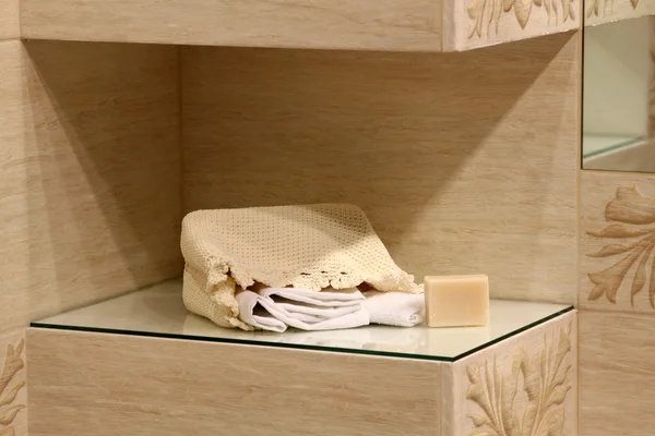 Decoração de banheiro com sabão e toalhas — Fotografia de Stock