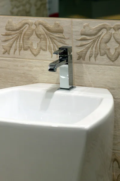 Weißes und sauberes Waschbecken und verchromter Wasserhahn — Stockfoto