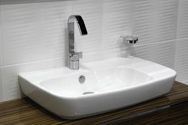 Lavabo bianco e pulito e rubinetto cromato — Foto Stock