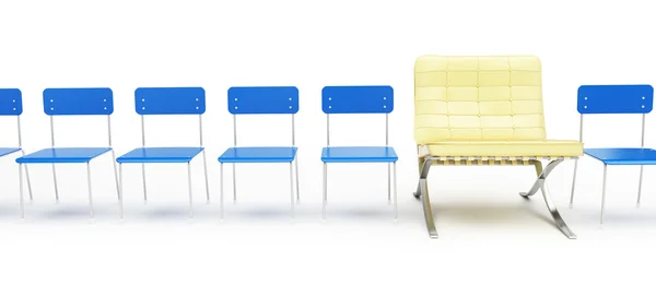 Сучасне крісло і ряд простих стільців — стокове фото