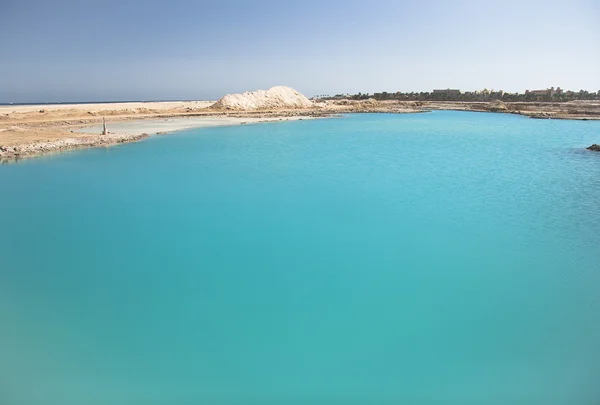 Удивительное Голубое озеро среди песка и камней — стоковое фото
