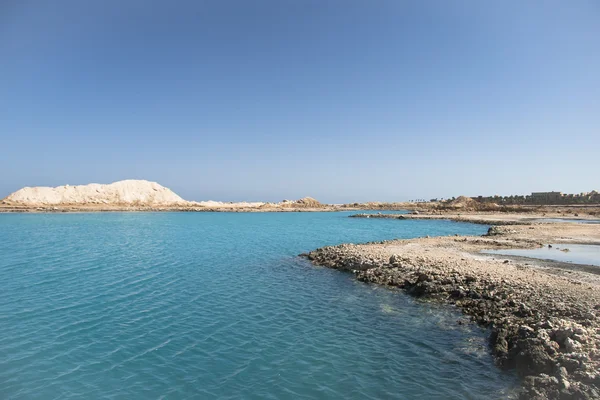 Increíble lago azul entre la arena y las rocas — Foto de Stock