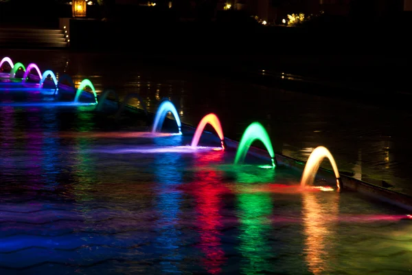 Fontaine multicolore dansante à la nuit noire — Photo