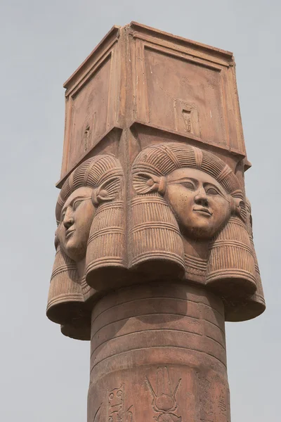 Columnas de piedra antigua con símbolos egipcios en la parte superior —  Fotos de Stock