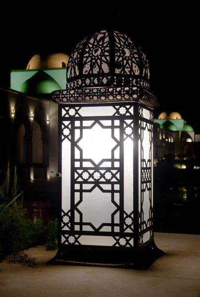 어두운 밤에 아랍어 복고풍 가로등 — 스톡 사진