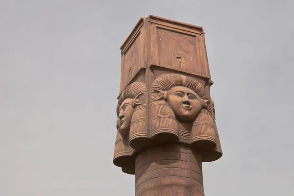 Columnas de piedra antigua con símbolos egipcios en la parte superior — Foto de Stock