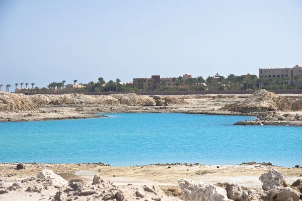 Amazing Blue meer tussen het zand en de rotsen — Stockfoto
