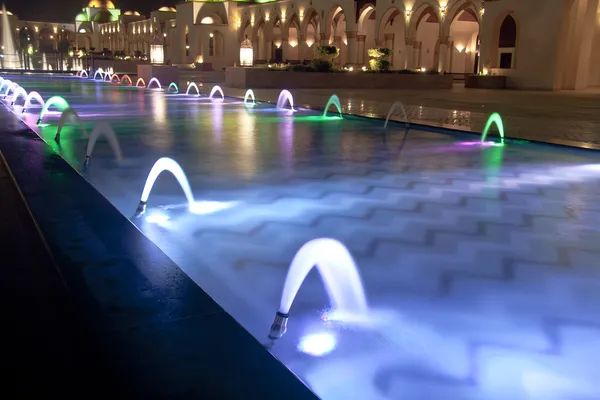 Taniec Multi Kolorowa fontanna w ciemną noc — Zdjęcie stockowe