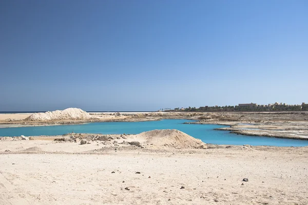 Amazing Blue järvi keskuudessa hiekkaa ja kiviä — kuvapankkivalokuva
