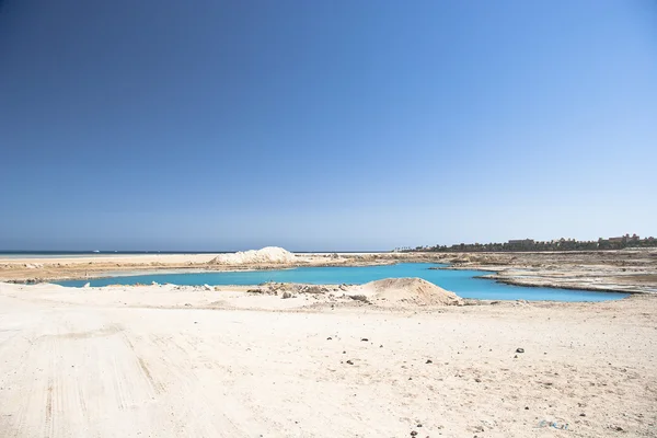 Niesamowite Błękitne jezioro wśród piasku i skał — Zdjęcie stockowe