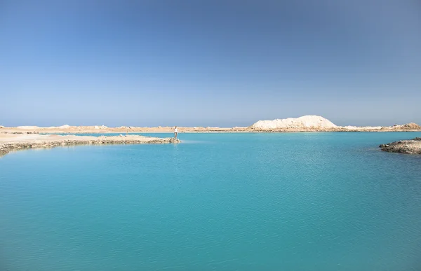 Amazing Blue meer tussen het zand en de rotsen — Stockfoto