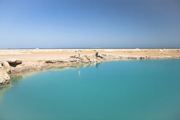 Incredibile lago blu tra sabbia e rocce — Foto Stock