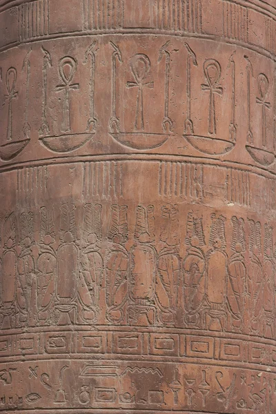 Anciennes peintures égyptiennes sur la plaque de pierre — Photo