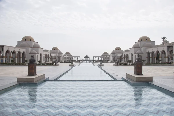 Fontein, water zwembad en trappen in Arabische gebouwen — Stockfoto