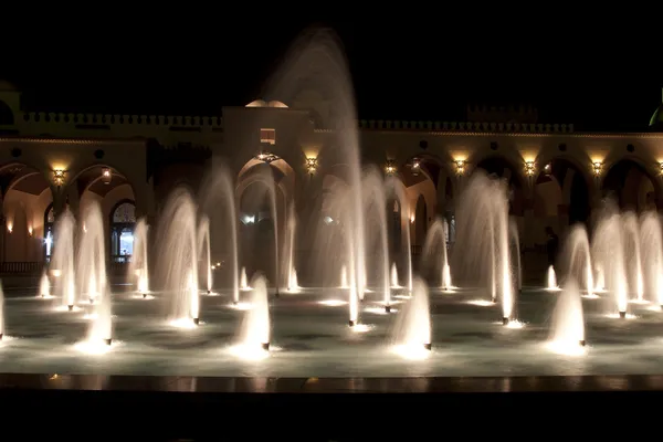 Taniec Multi Kolorowa fontanna w ciemną noc — Zdjęcie stockowe