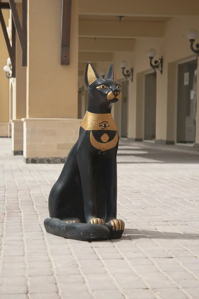 Egyptiska heliga katt statyett på gatan — Stockfoto