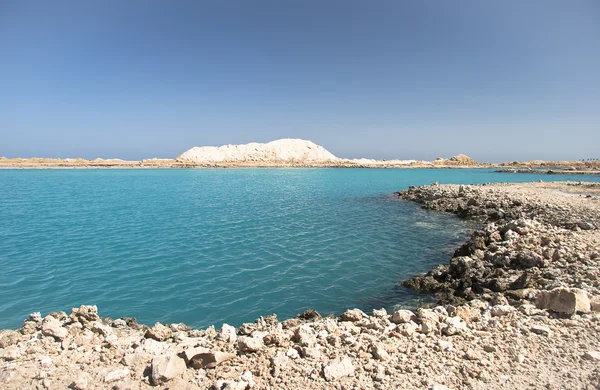 Lago azul incrível entre a areia e rochas — Fotografia de Stock