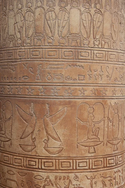 Antiguas pinturas egipcias en la placa de piedra — Foto de Stock