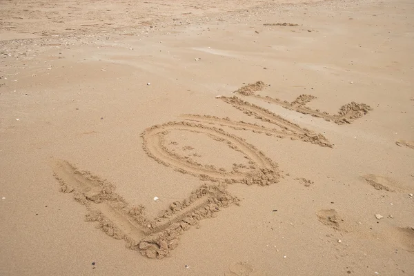Título en la playa de arena cerca del océano — Foto de Stock