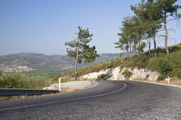 Estrada de montanha com curvas perigosas — Fotografia de Stock