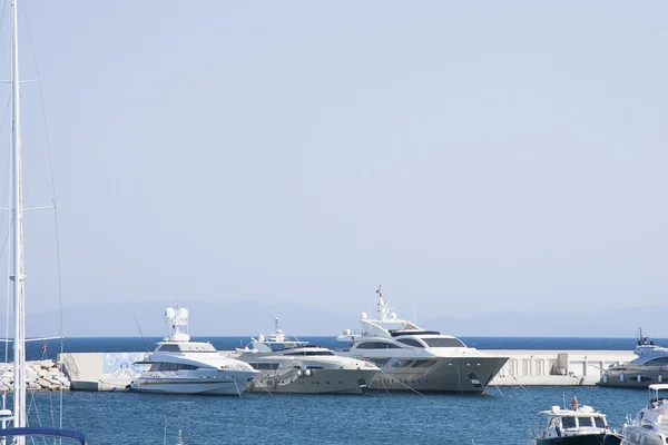 Marina com iates e barcos — Fotografia de Stock