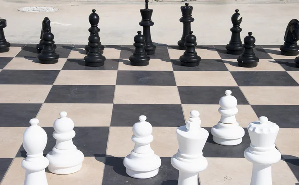 Grands jeux d'échecs dans le parc — Photo