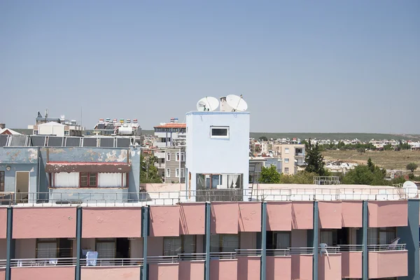 Pratos por satélite no topo dos telhados — Fotografia de Stock