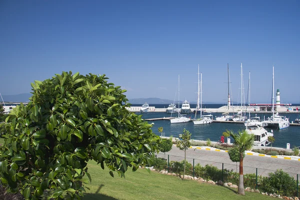Marina s jachty a čluny — Stock fotografie