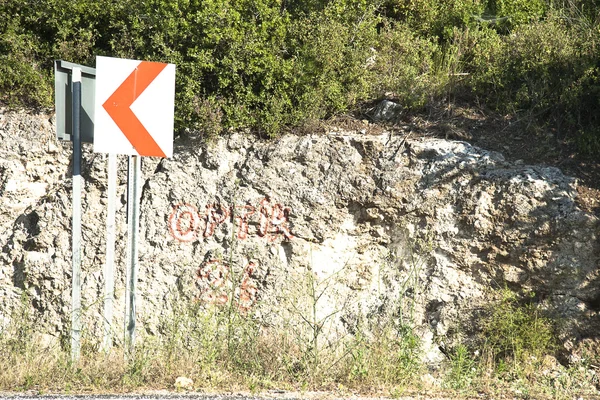 화살표가 있는 도로 표지판 — 스톡 사진
