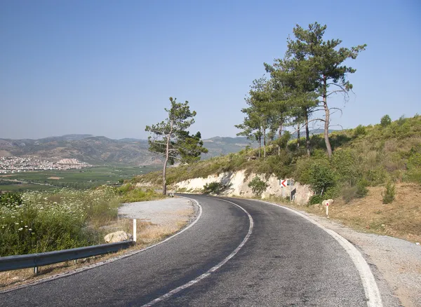 dağ yolu ile tehlikeli eğriler