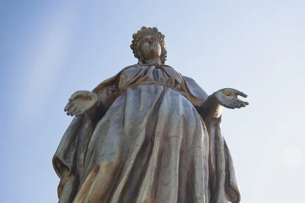 Jungfrau Maria goldene Statue — Stockfoto