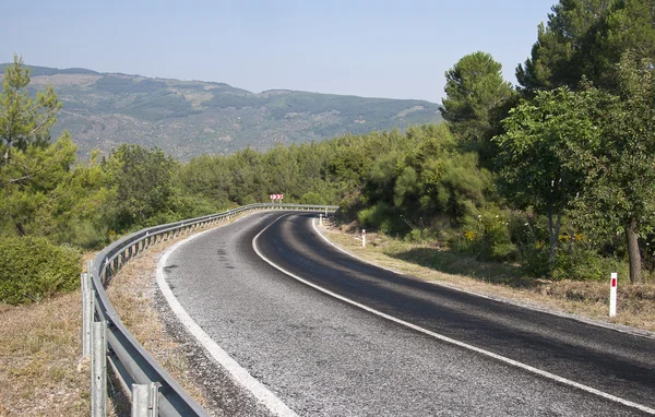 Estrada de montanha com curvas perigosas — Fotografia de Stock