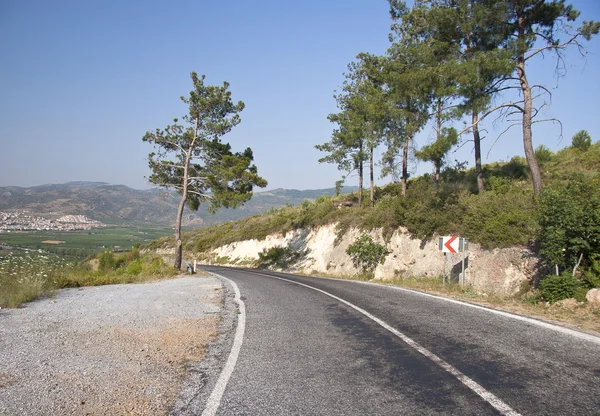 Strada di montagna con curve pericolose — Foto Stock