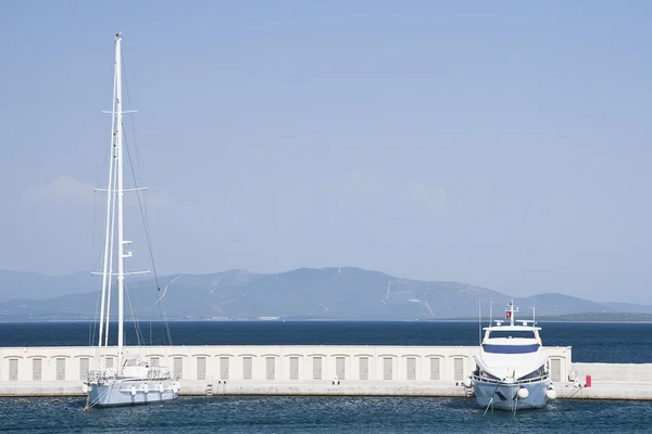 Marina with yachts and boats — Stock Photo, Image