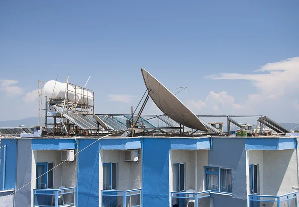 Plats satellites sur le dessus des toits — Photo