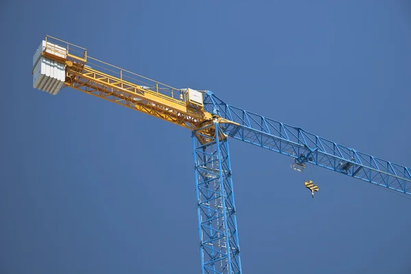 Obrovský stavební jeřáb v práci — Stock fotografie